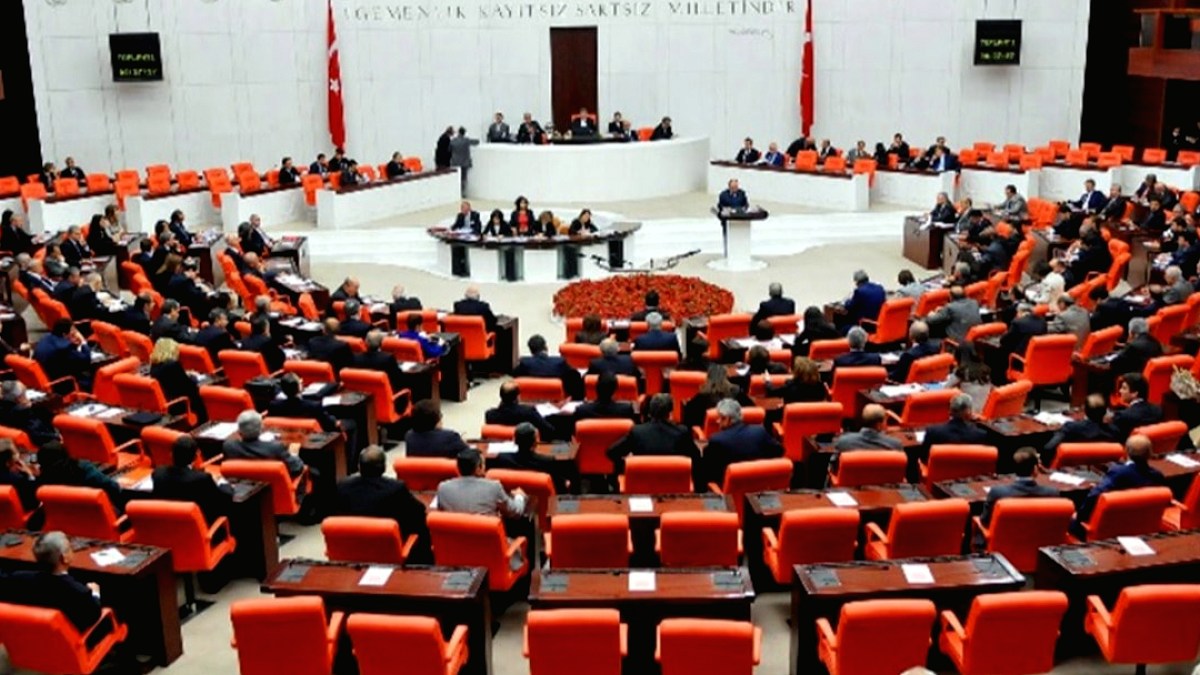 Taksicinin Dramı: Otelde Yaşam ve Fon Vurguncularına Tepki