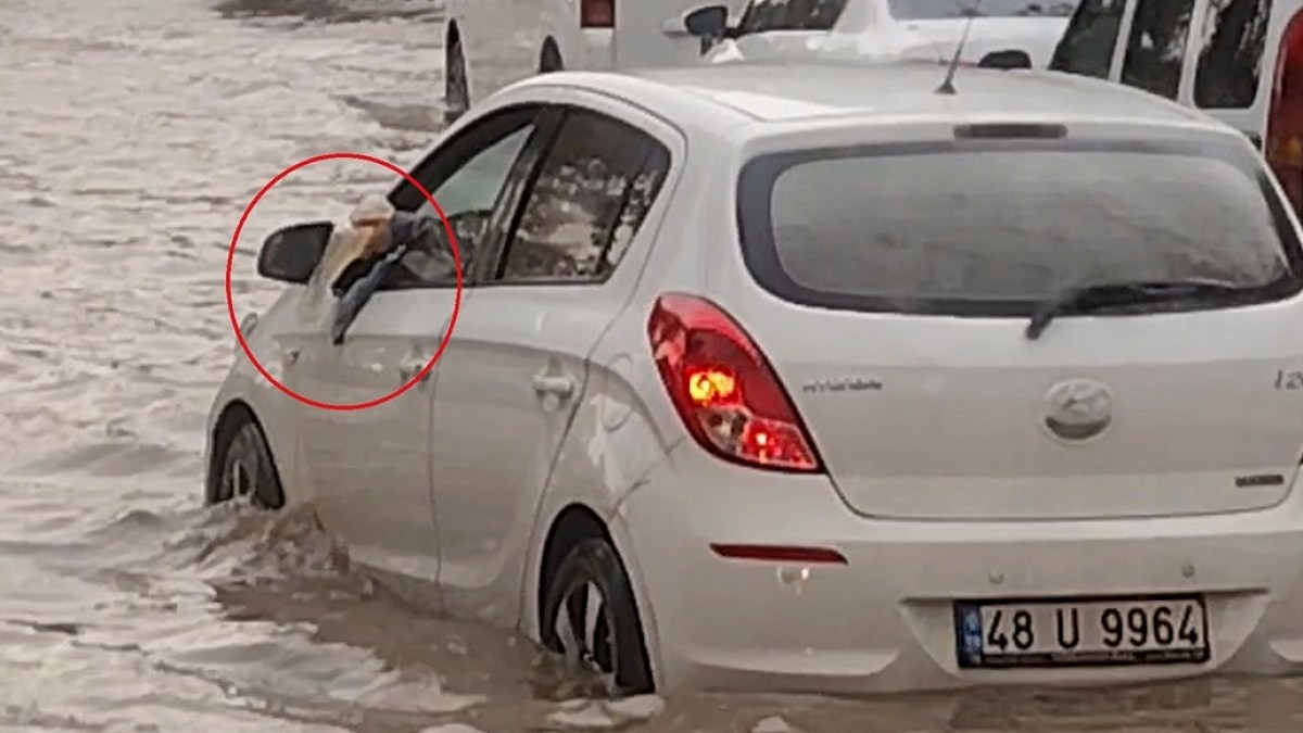 Diyarbakır'da Ani Sağanak Sürücüyü Şaşkına Çevirdi: Otomobil İçinde Göle Döndü