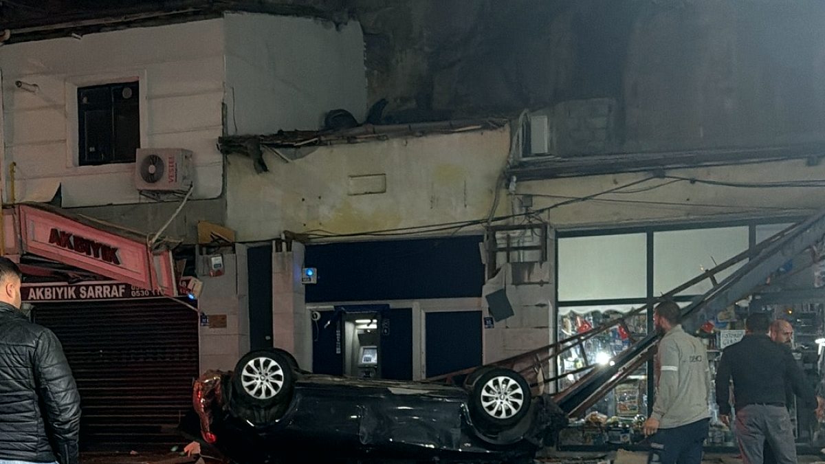 Kayseri'de Sürükleyici Kaza: Otomobil İş Yerlerinin Üzerine Uçtu
