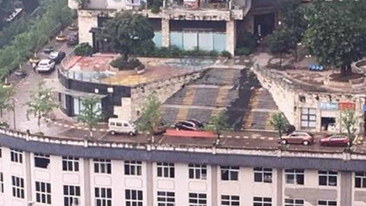 Çin'de İnanılmaz Mühendislik: Bina Çatısı Otoyola Dönüştü