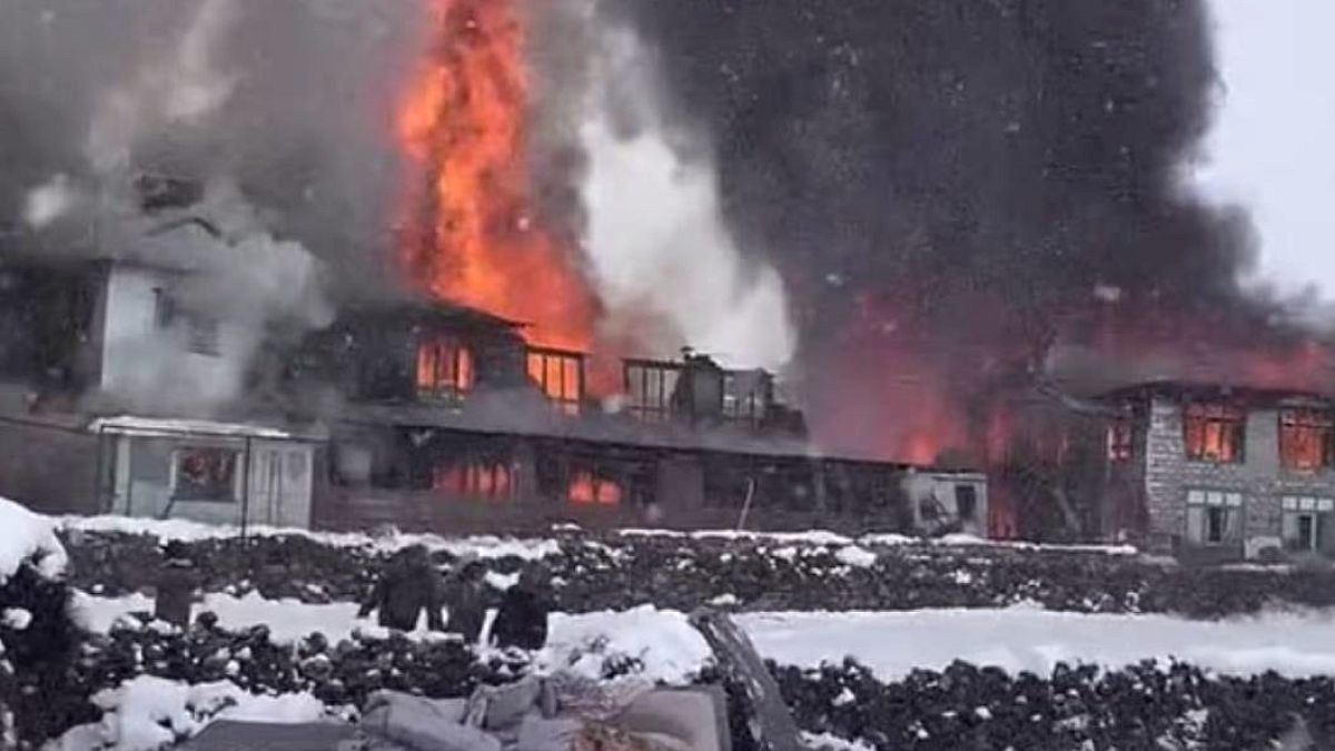 Everest Ana Kampı Yakınlarında Lüks Otel Kül Oldu